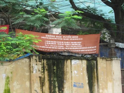 Treo băng rôn nhằm thu hút người nhập học